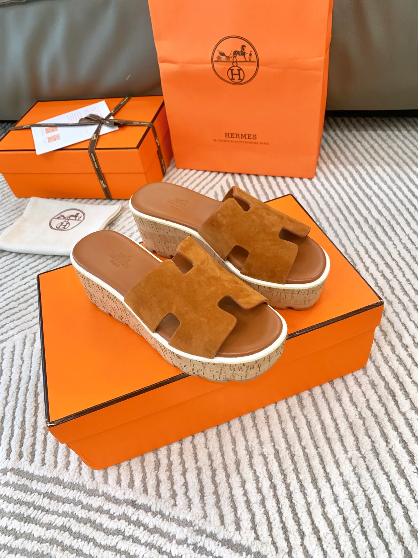 👟👟Ex-factory price 500👟👟 Peak enamel is made by hand, supreme purchasing agent level! Hermes spring and summer new slippers, high-end customization, exclusive products, the highest version in the industry, authentic mold opening and customization, laminating technology, heavy investment in development of a fully matched steel mold, perfect authentic version of the logo, exclusive correct version of the original font, Italian original calfskin cut upper, non-slip rubber outsole, lining: foot pads, pure imported Italian mixed breed, environmentally friendly goatskin, genuine leather welt, original packaging size: 34~41 (34.40. 41) Customized-no returns or exchanges